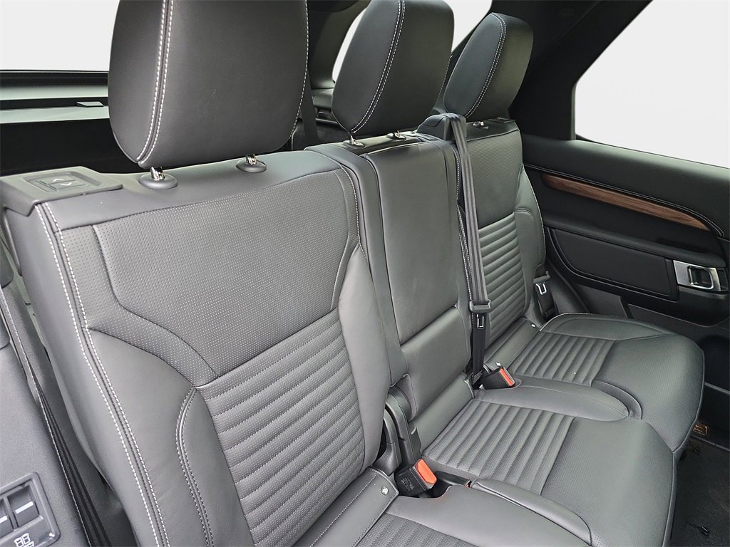 New 2025 Land Rover Discovery Dynamic SE image 12