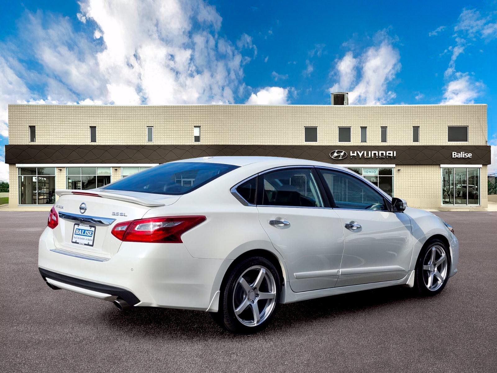 Used 2017 Nissan Altima 3.5 SL w/ 3.5SL Technology Package FWD image 3