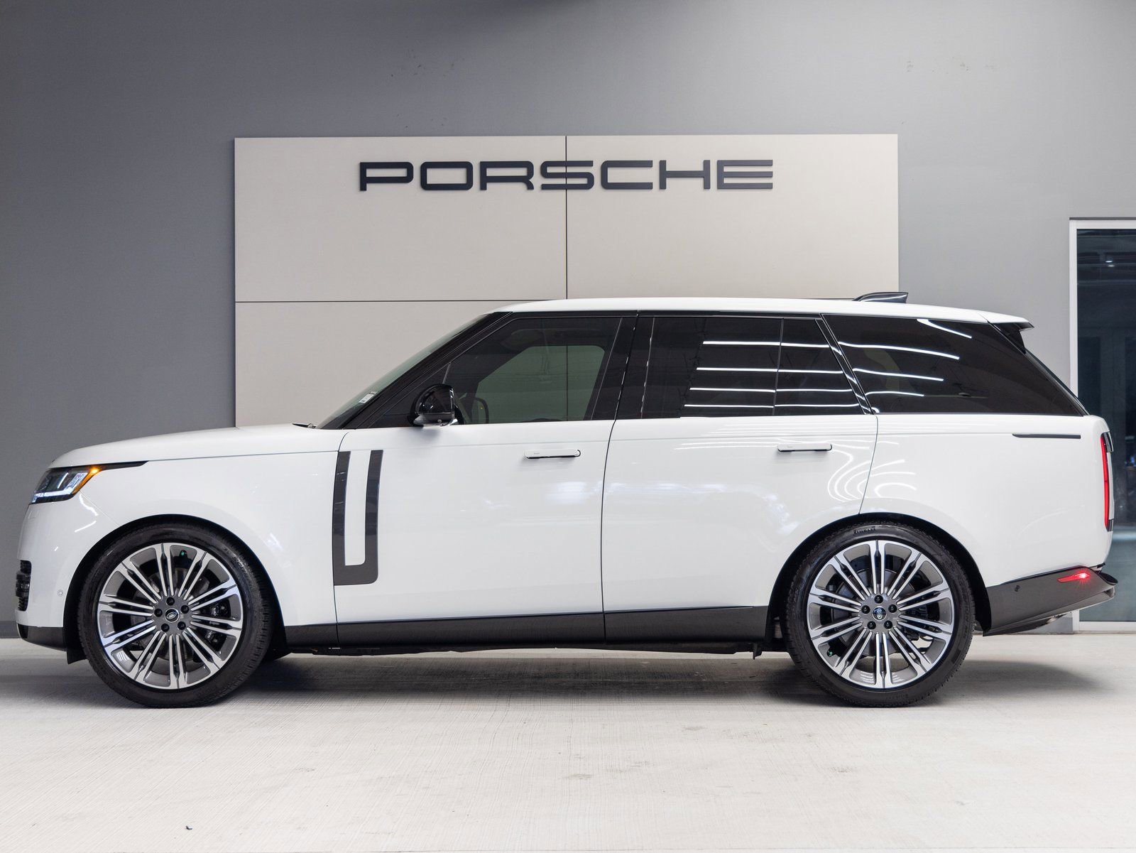 Used 2025 Land Rover Range Rover SE image 2