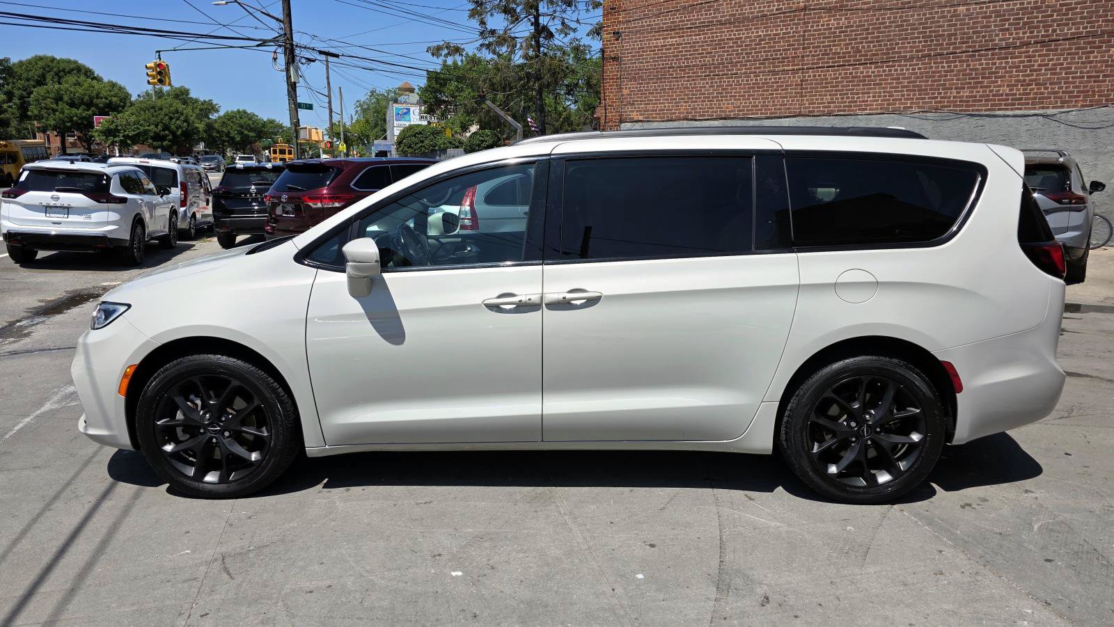 Used 2021 Chrysler Pacifica Touring-L w/ Uconnect Theater Family Group AWD/4WD image 6