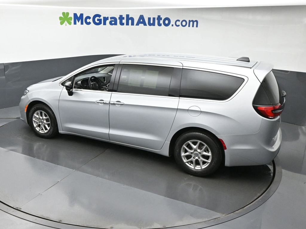 Used 2024 Chrysler Pacifica Touring-L image 11