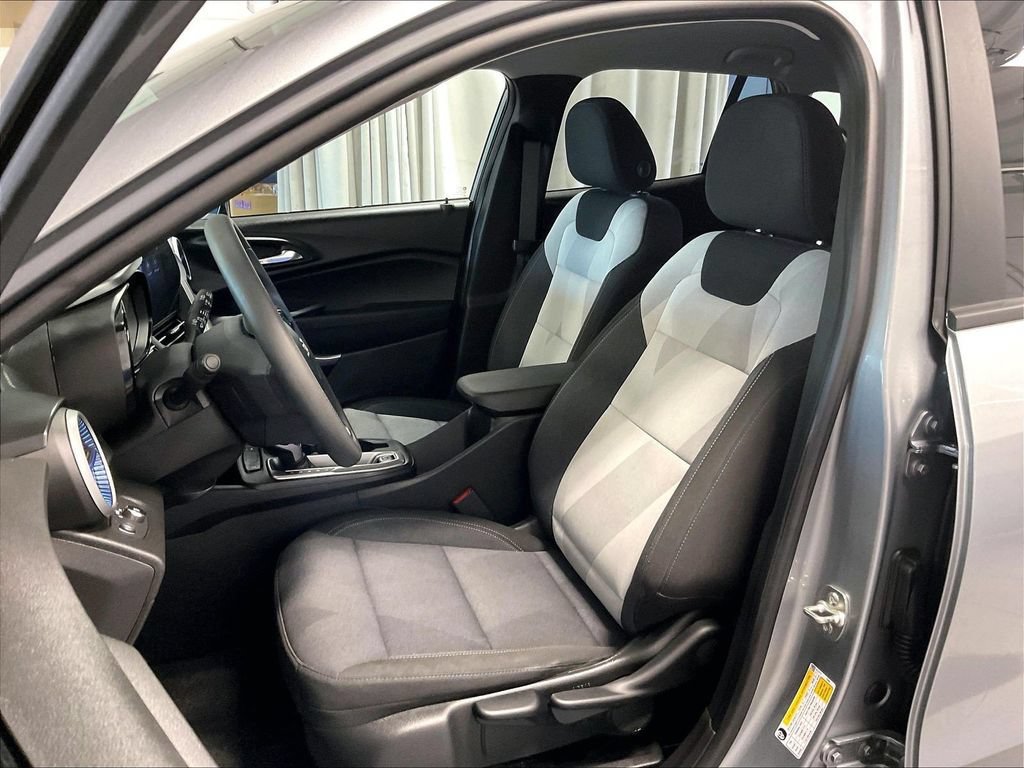 Used 2024 Chevrolet Trax LS w/ LS Convenience Package FWD image 10
