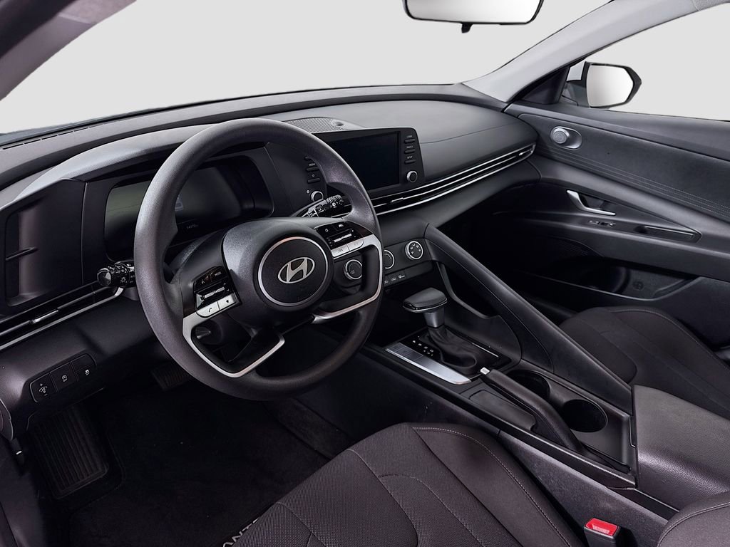 Certified 2025 Hyundai Elantra SE image 9