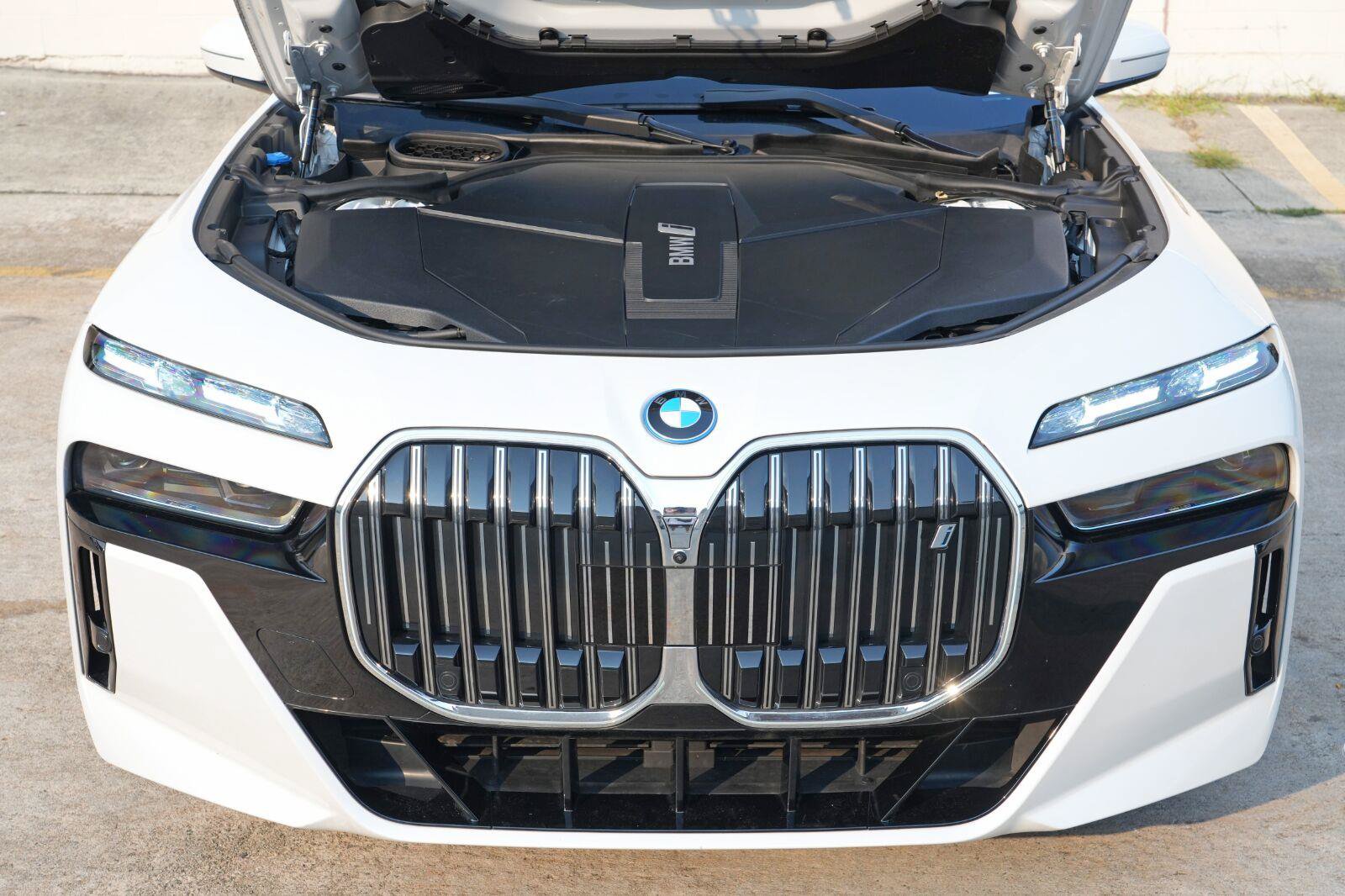 Used 2023 BMW i7 xDrive60 w/ Executive Package 2 AWD/4WD image 7