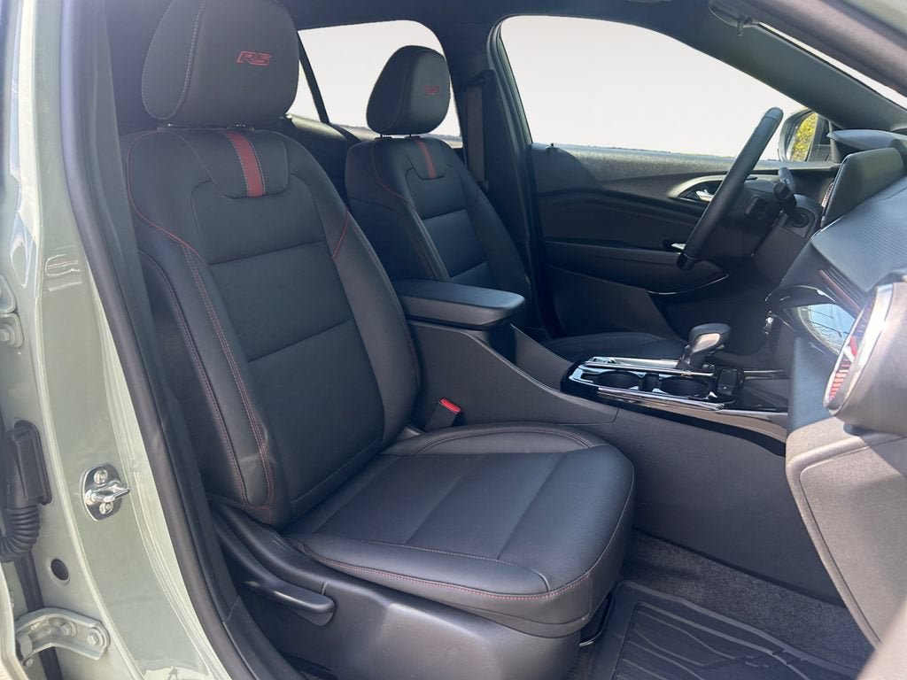 Used 2024 Chevrolet Trax RS w/ Sunroof Package FWD image 24