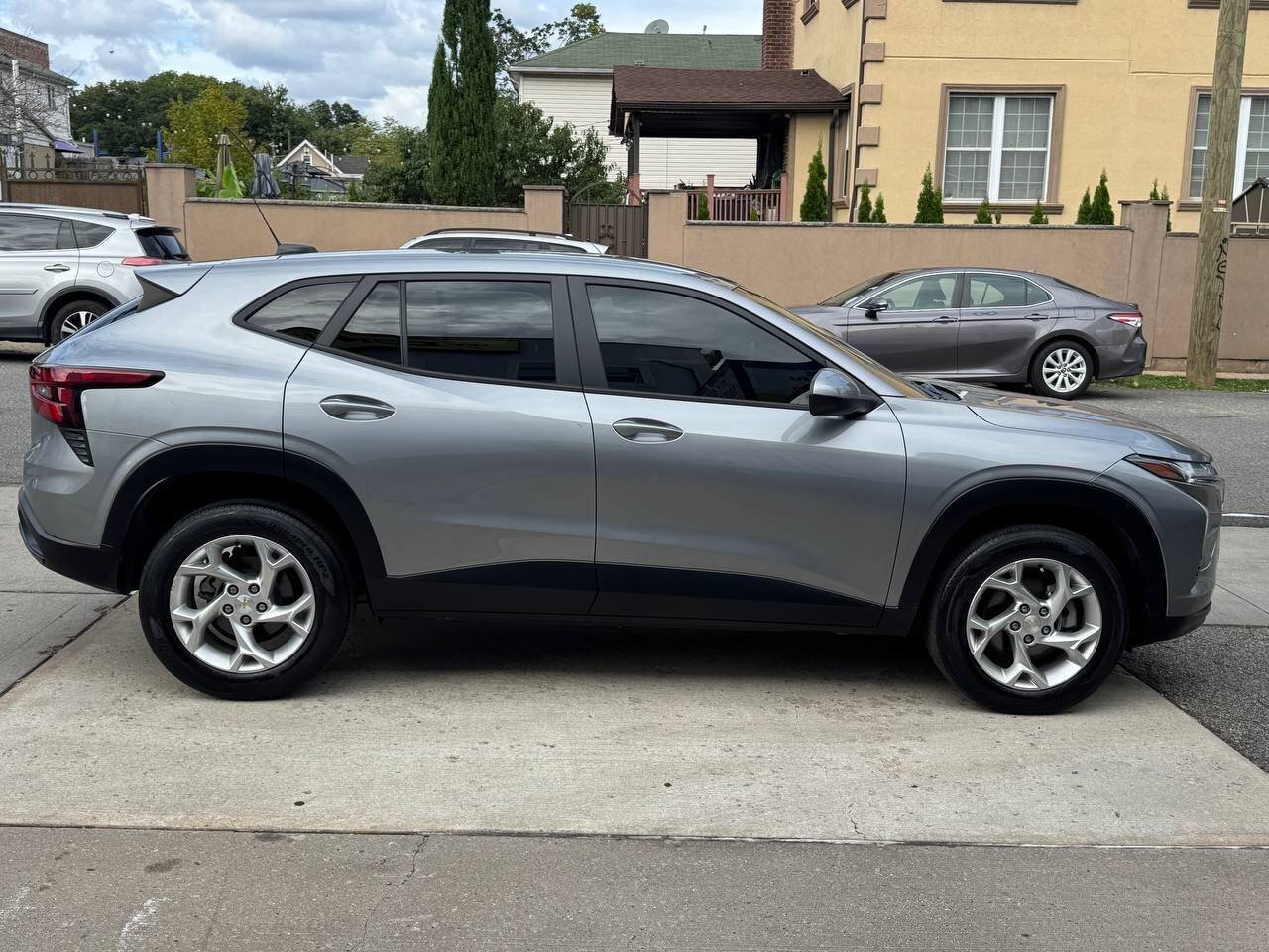 Used 2024 Chevrolet Trax LS w/ LS Convenience Package FWD image 4