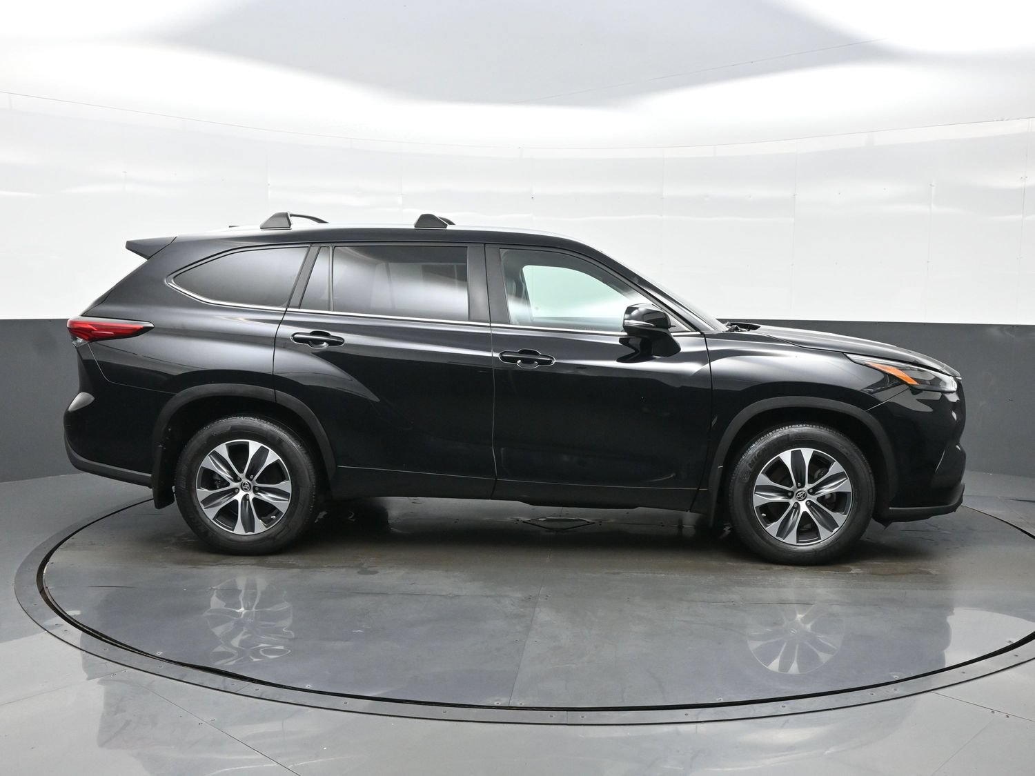 Used 2023 Toyota Highlander XLE AWD/4WD image 7