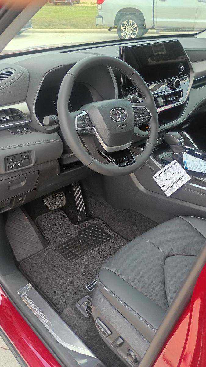 New 2026 Toyota Highlander Limited AWD/4WD image 11