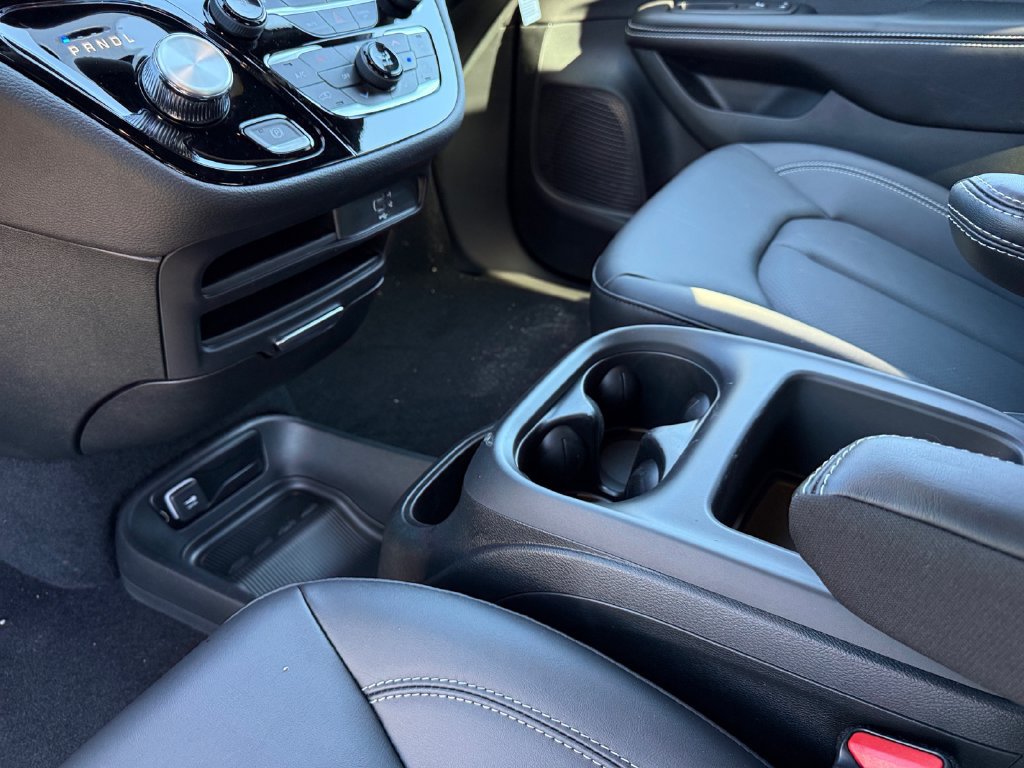 New 2026 Chrysler Pacifica Select AWD/4WD image 19
