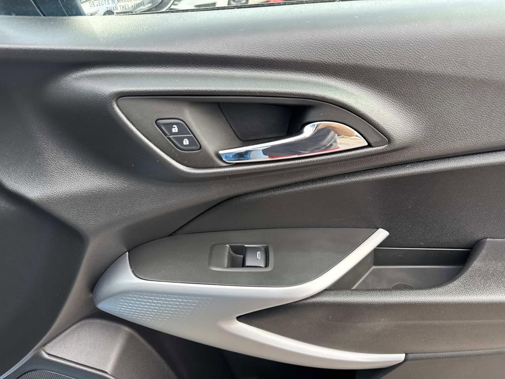 Used 2025 Chevrolet Trax RS image 15