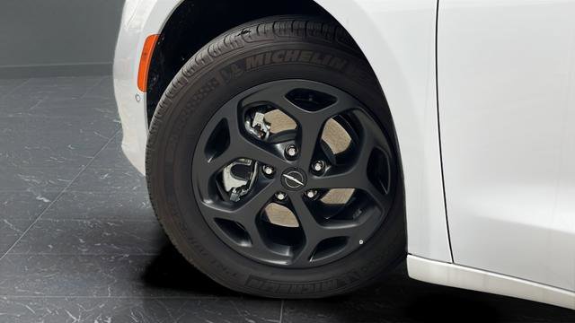 Used 2024 Chrysler Pacifica Limited FWD image 37