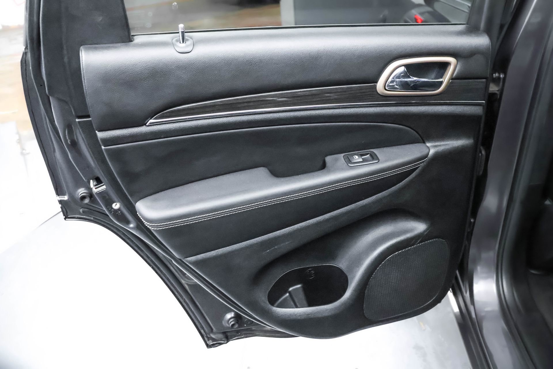 Used 2015 Jeep Grand Cherokee Overland w/ Advanced Technology Group image 29