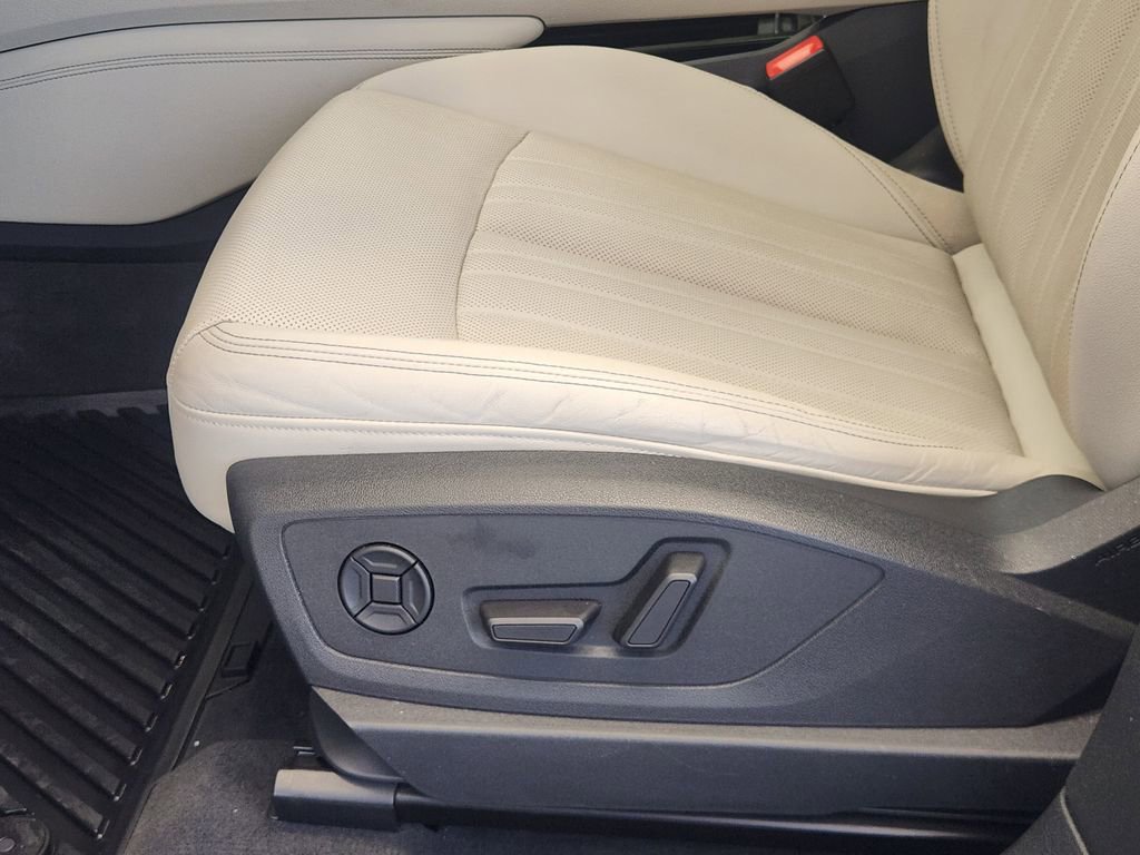 Used 2021 Audi e-tron Premium Plus w/ Premium Plus Package image 24