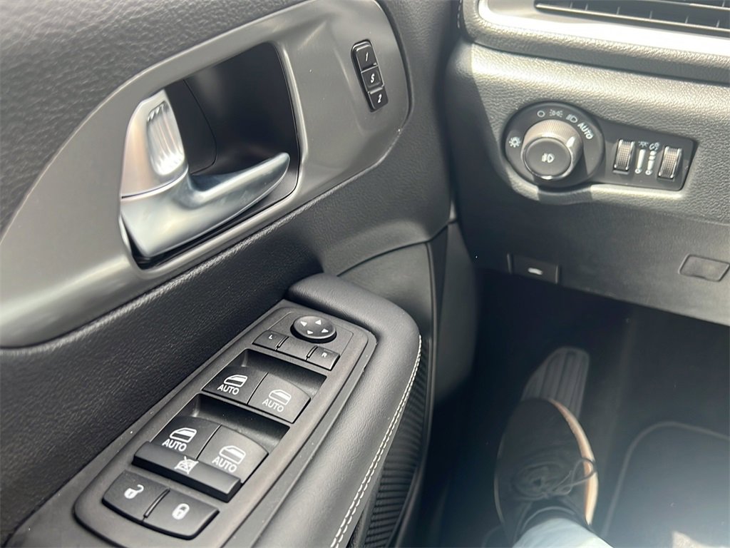New 2025 Chrysler Pacifica Select image 17