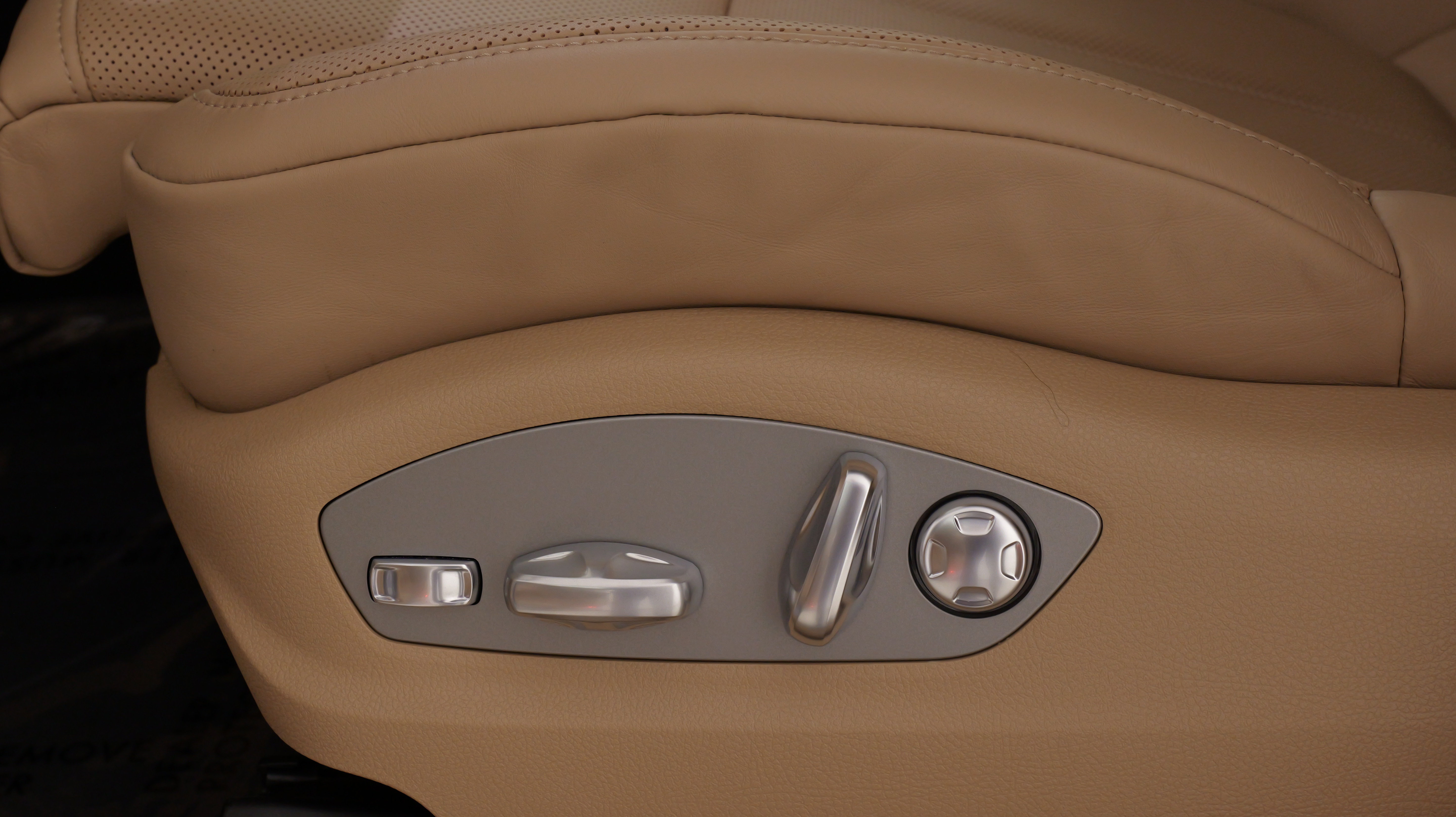 Used 2025 Porsche Macan AWD/4WD image 39