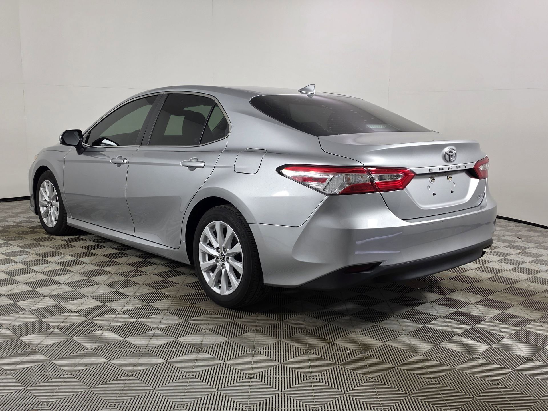 Used 2020 Toyota Camry LE FWD image 5