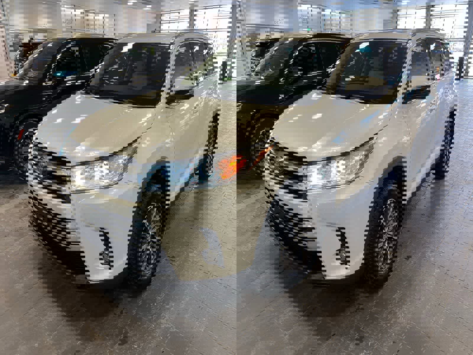 Used 2019 Toyota Highlander XLE image 1