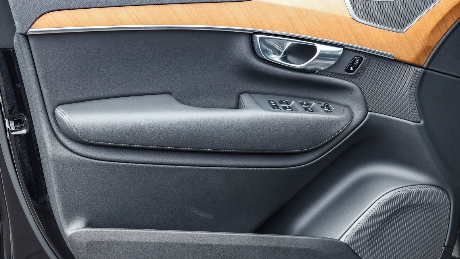 Used 2025 Volvo XC90 B6 Plus image 19