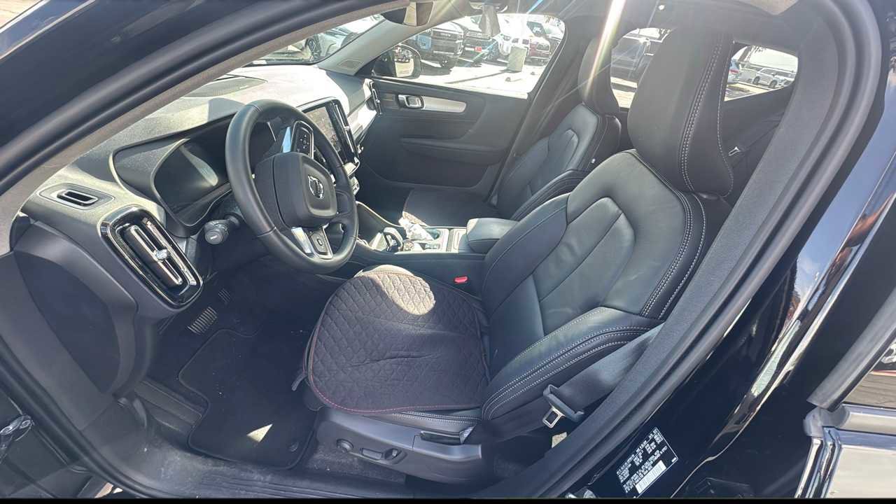 Used 2022 Volvo XC40 T5 Momentum w/ Premium Package image 3