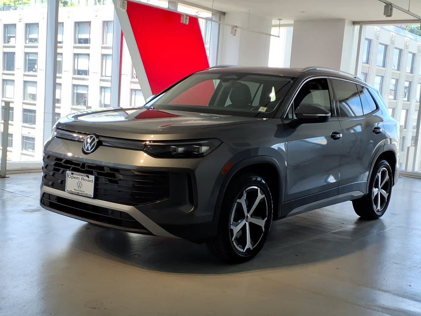 Used 2026 Volkswagen Tiguan SE w/ Panoramic Sunroof Package