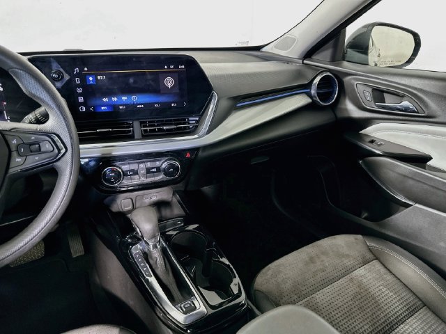 Used 2025 Chevrolet Trax LT FWD image 23