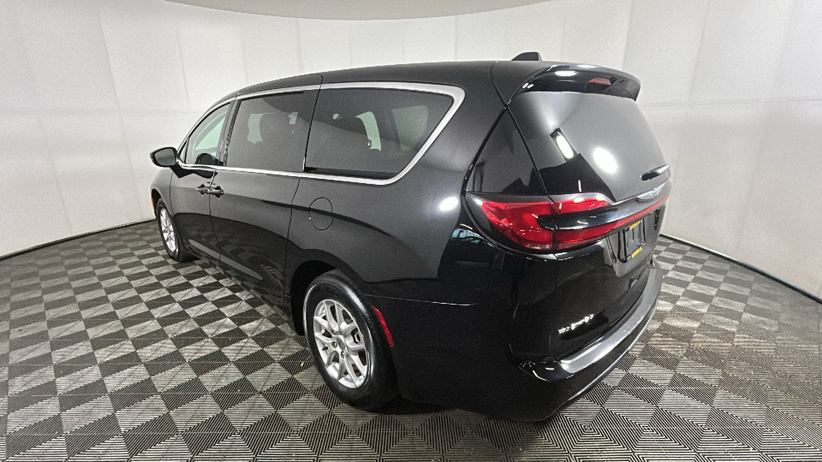 Used 2024 Chrysler Pacifica Touring-L FWD image 5