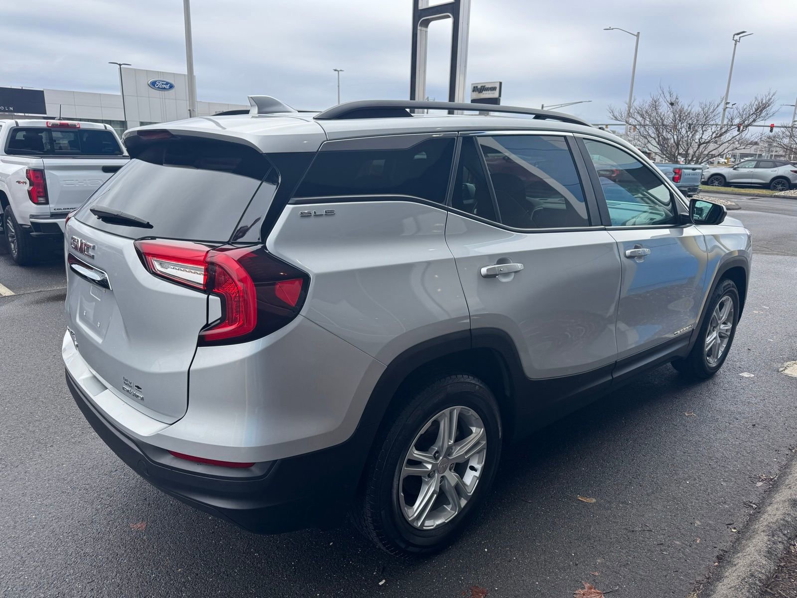 Used 2022 GMC Terrain SLE image 6