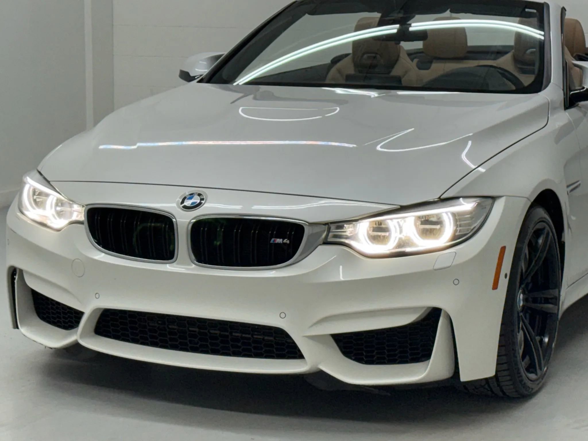 Used 2016 BMW M4 Convertible image 9