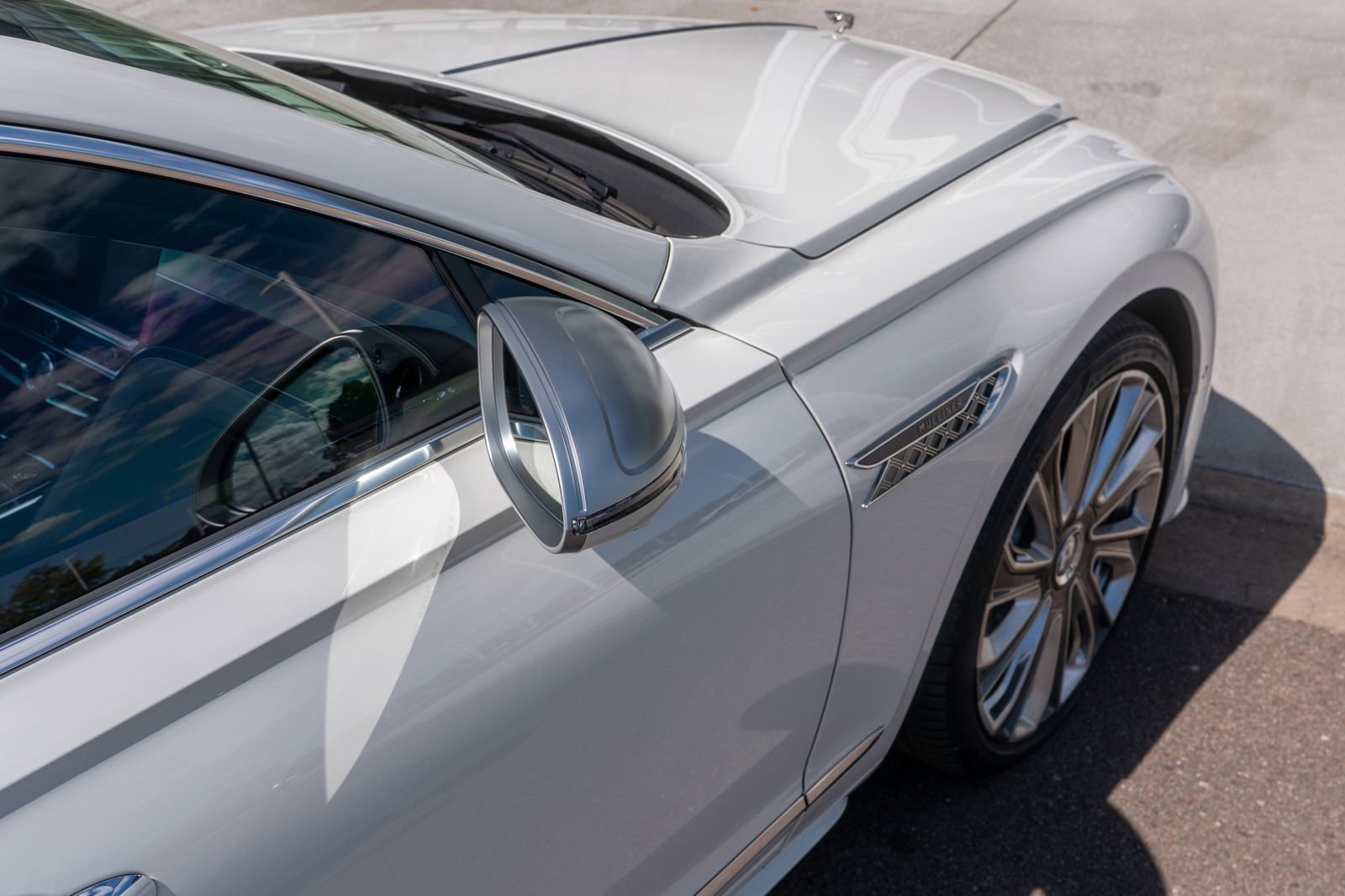 Certified 2025 Bentley Flying Spur Plug-In Hybrid image 18