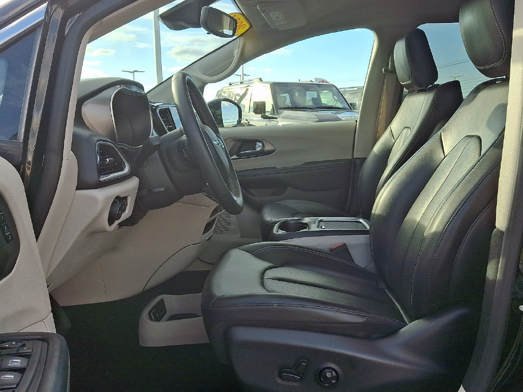 Used 2024 Chrysler Pacifica Touring-L FWD image 13