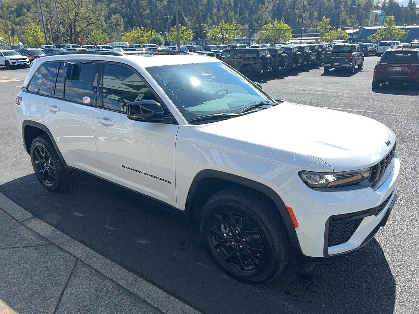 New 2026 Jeep Grand Cherokee Altitude AWD/4WD image 3