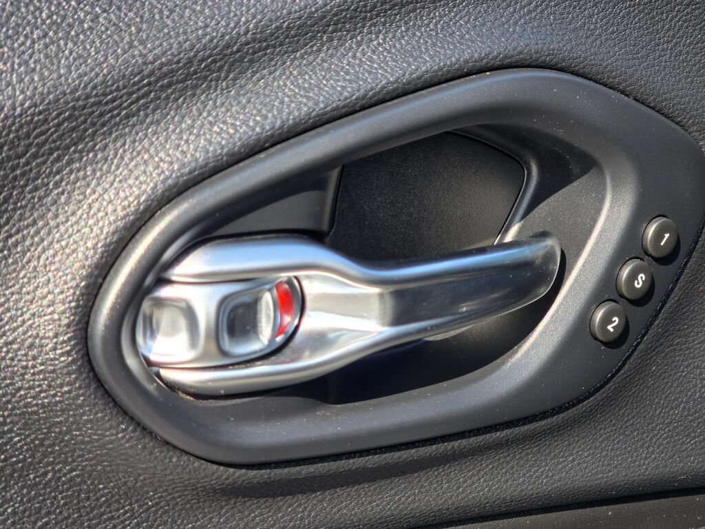 Used 2019 Jeep Cherokee Trailhawk AWD/4WD image 20