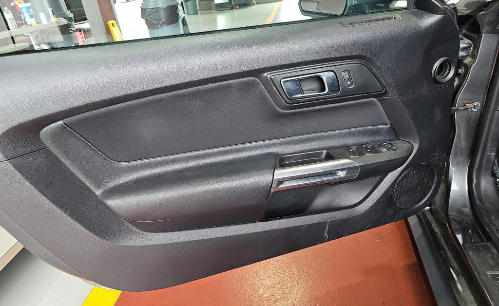 Used 2019 Ford Mustang Convertible RWD image 9