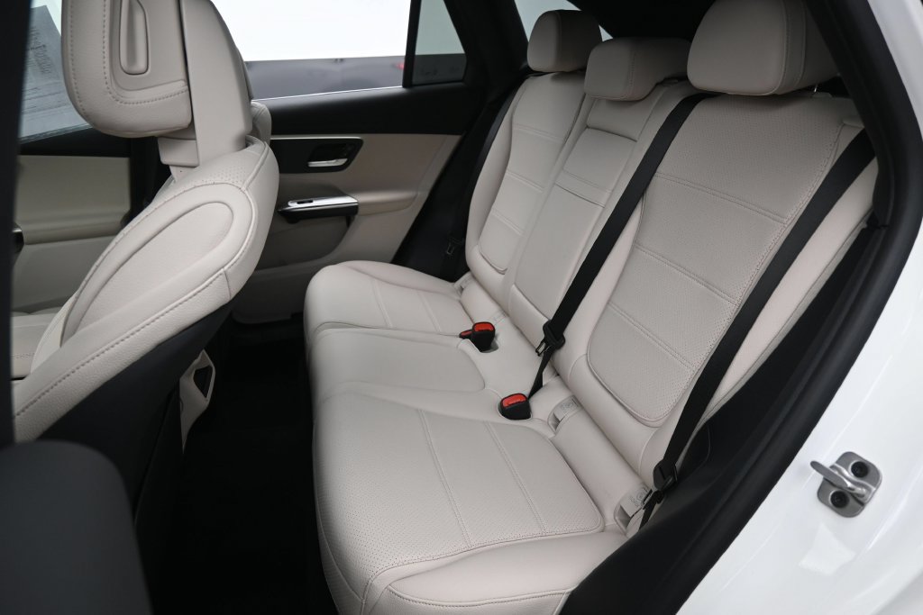 Used 2025 Mercedes-Benz GLC 300 4MATIC image 27