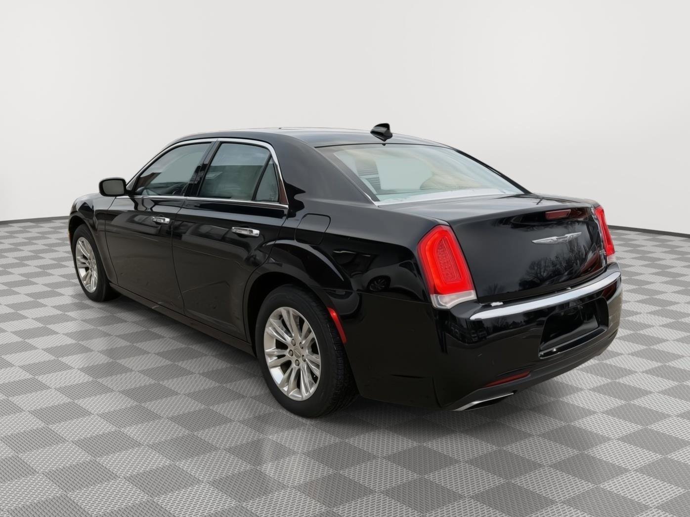 Used 2016 Chrysler 300 C image 5