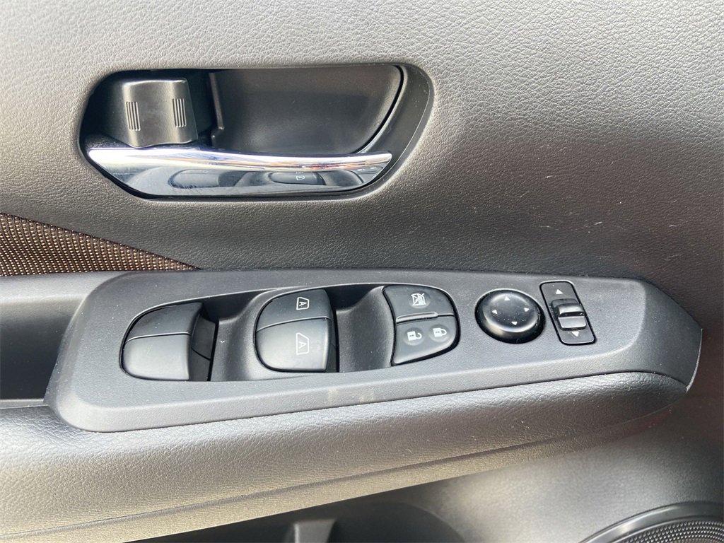 Used 2021 Nissan Kicks SR image 22