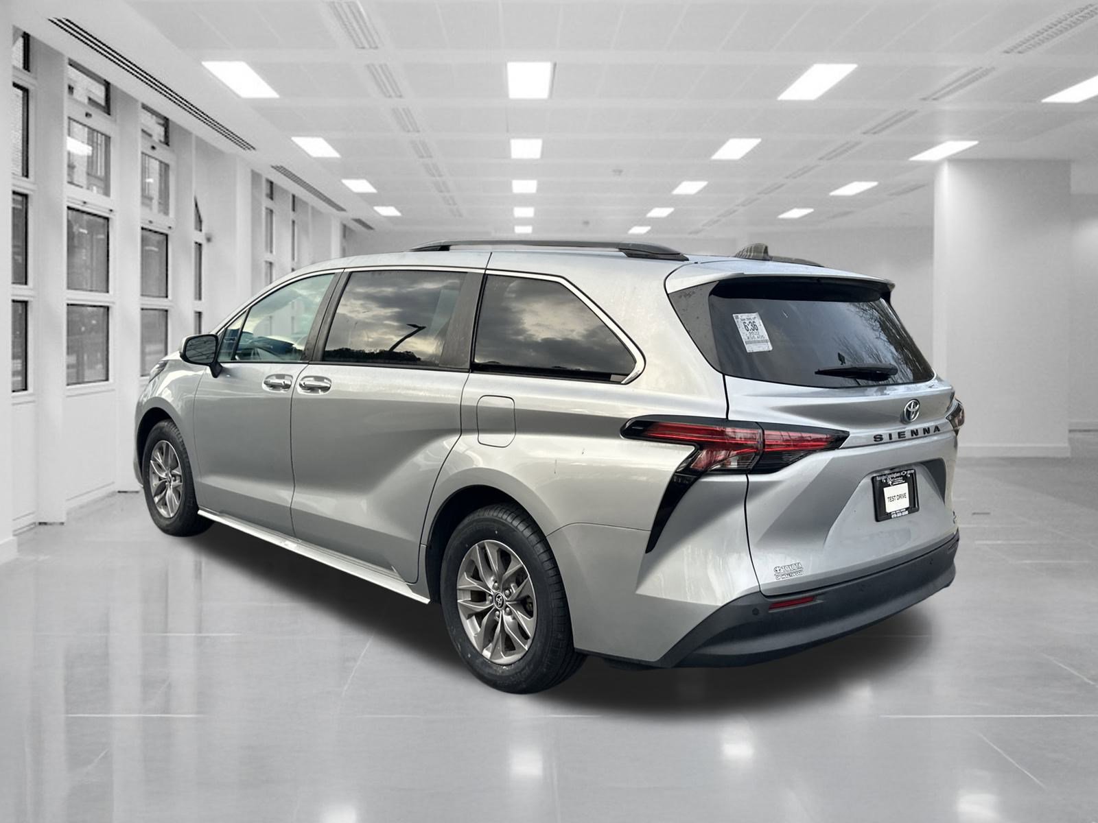Used 2022 Toyota Sienna XLE image 7