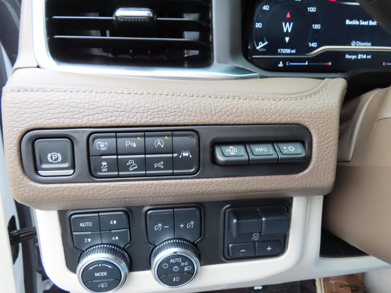 Used 2024 GMC Yukon Denali w/ Advanced Technology Package image 31