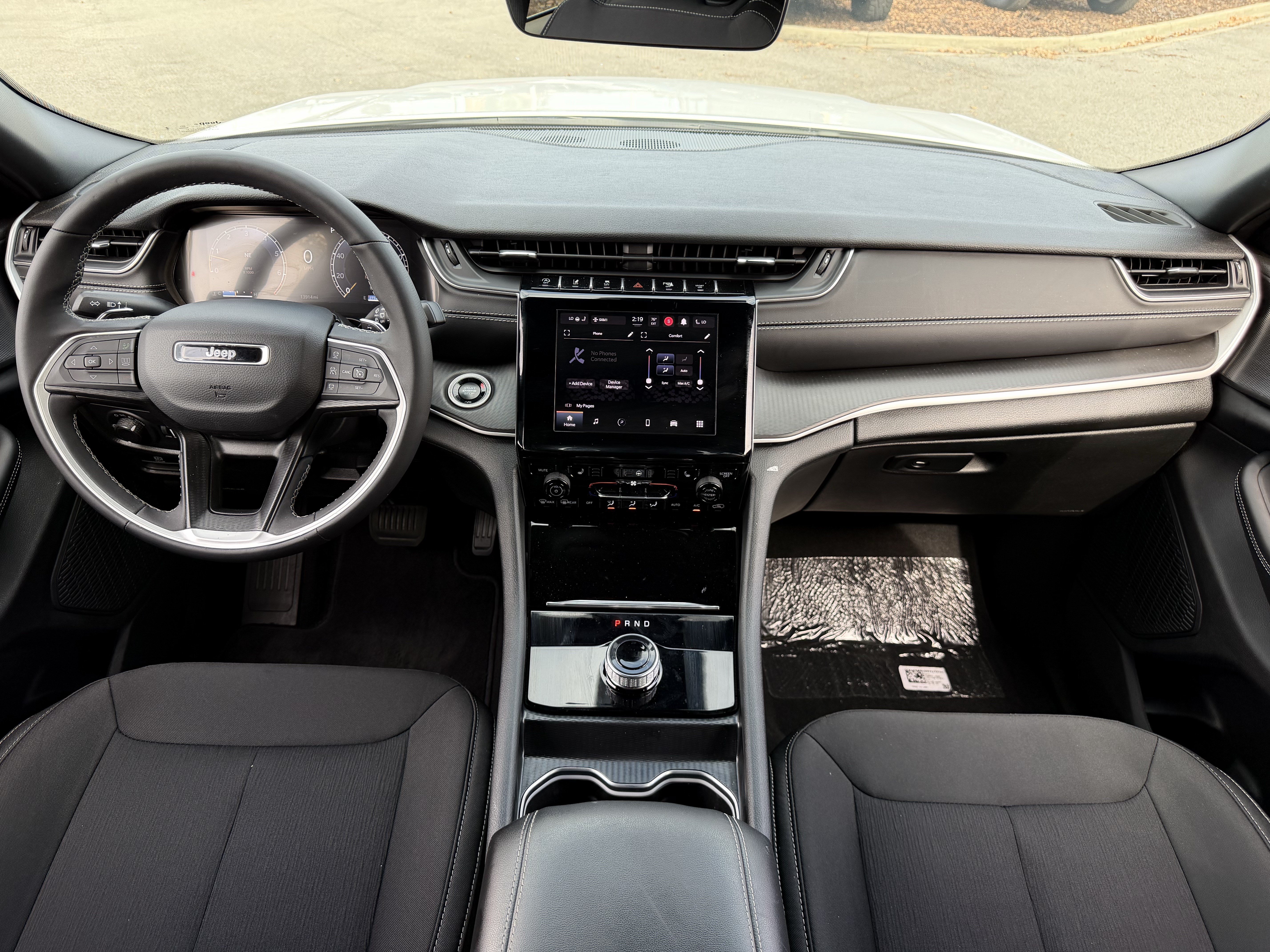 Used 2025 Jeep Grand Cherokee Laredo w/ Luxury Tech Group I RWD image 30