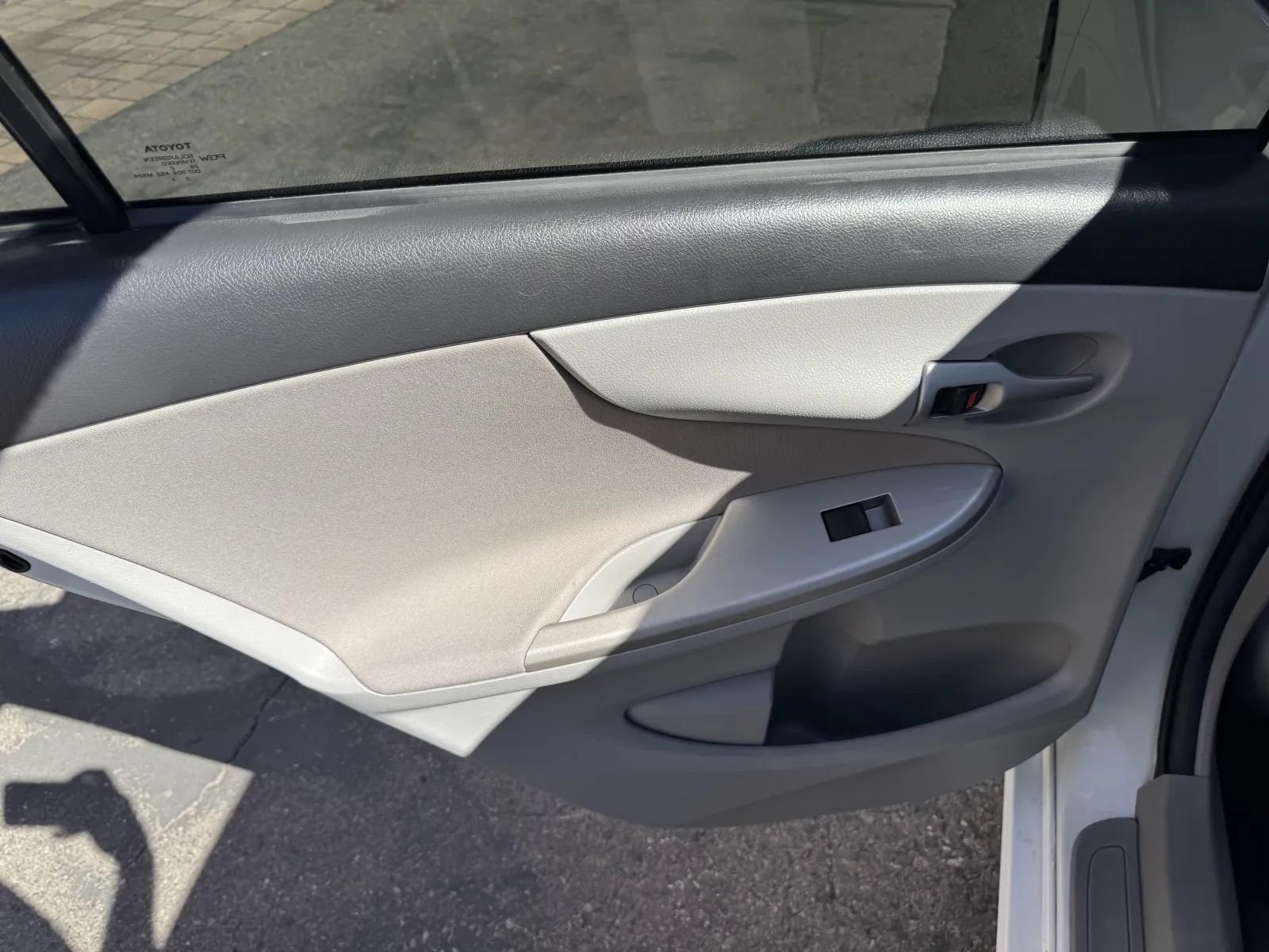 Used 2012 Toyota Corolla LE FWD image 30
