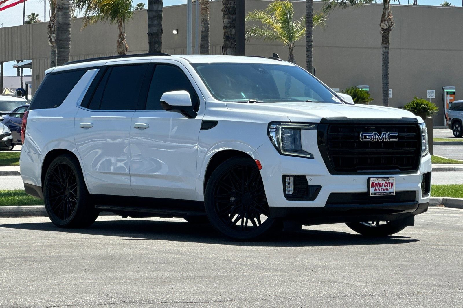 Used 2022 GMC Yukon SLE w/ Gmc Pro Safety Plus Package RWD image 2