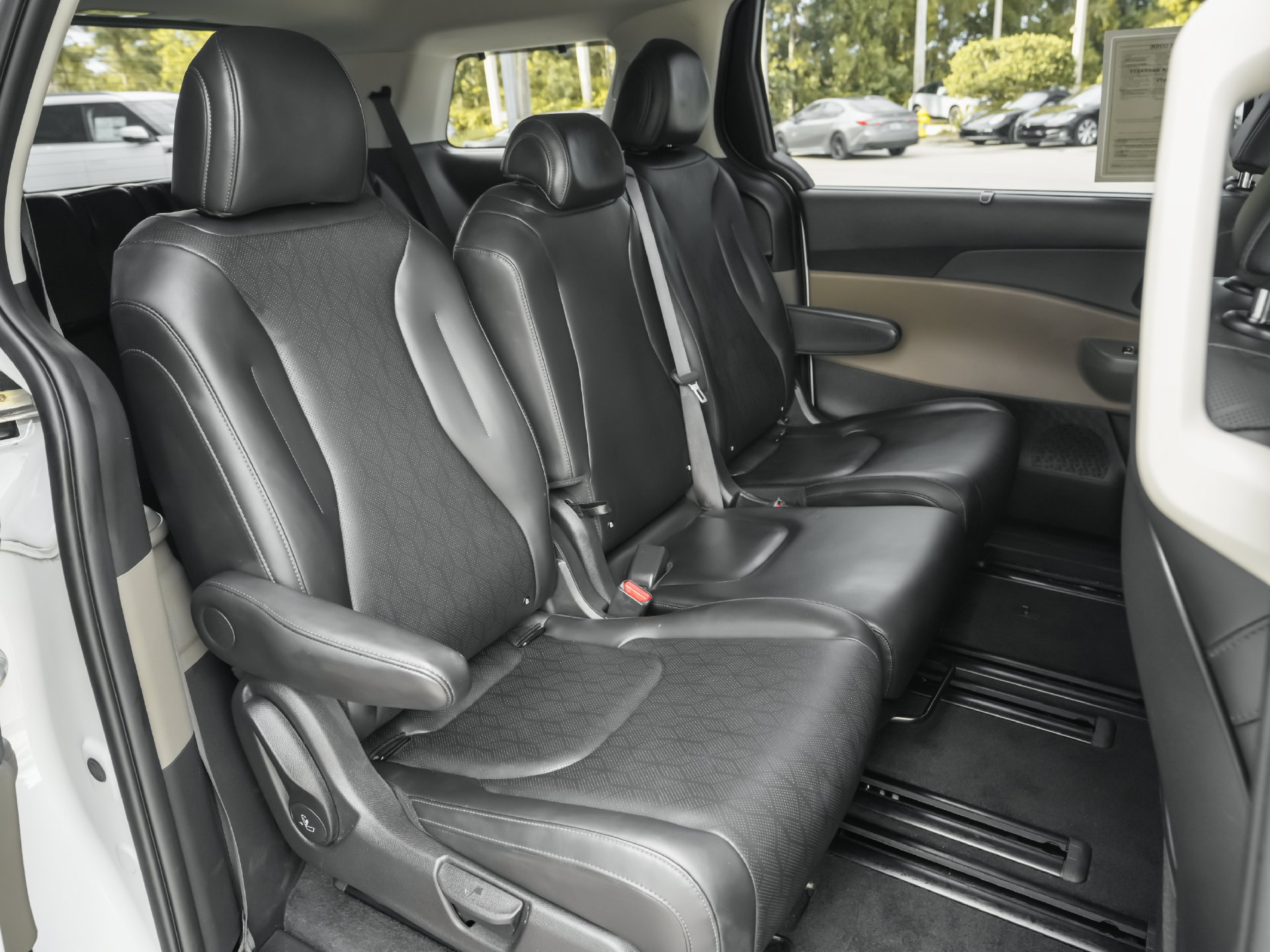 Used 2026 Kia Carnival EX FWD image 7