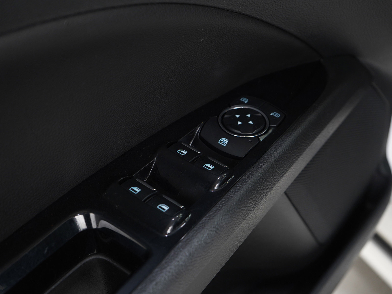 Used 2015 Ford Fusion SE w/ Equipment Group 202A image 19