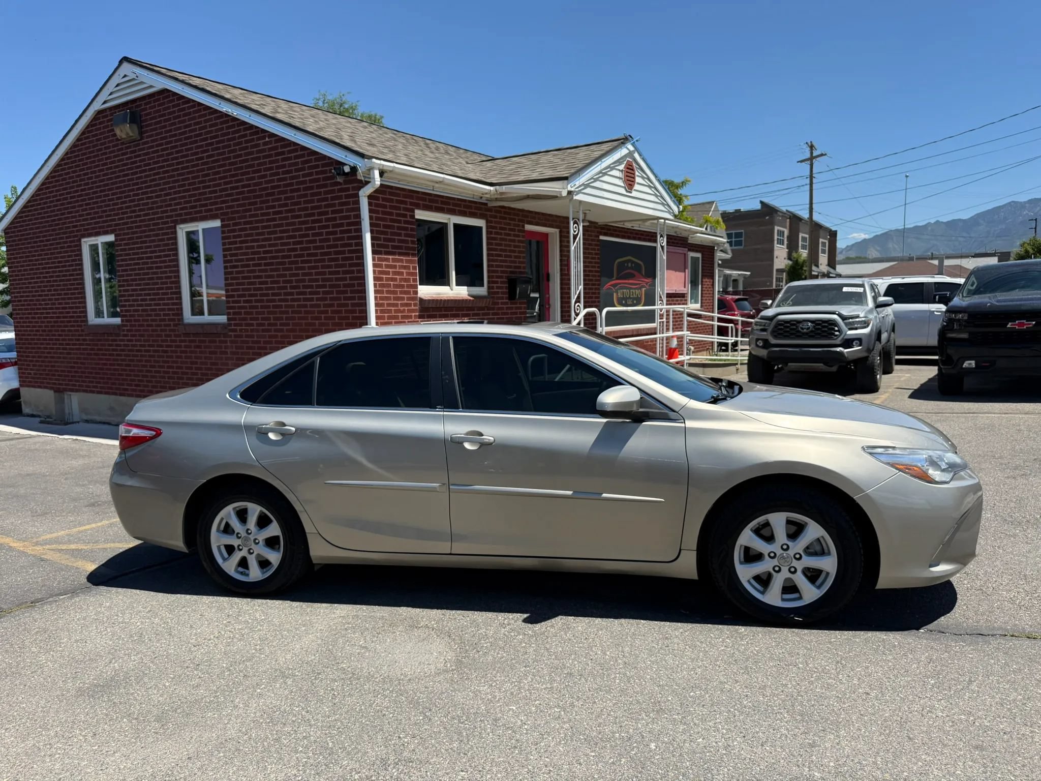 Used 2017 Toyota Camry XLE w/ Moonroof Package FWD image 4