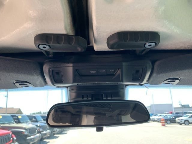 Used 2025 Jeep Gladiator Mojave w/ Convenience Group AWD/4WD image 19