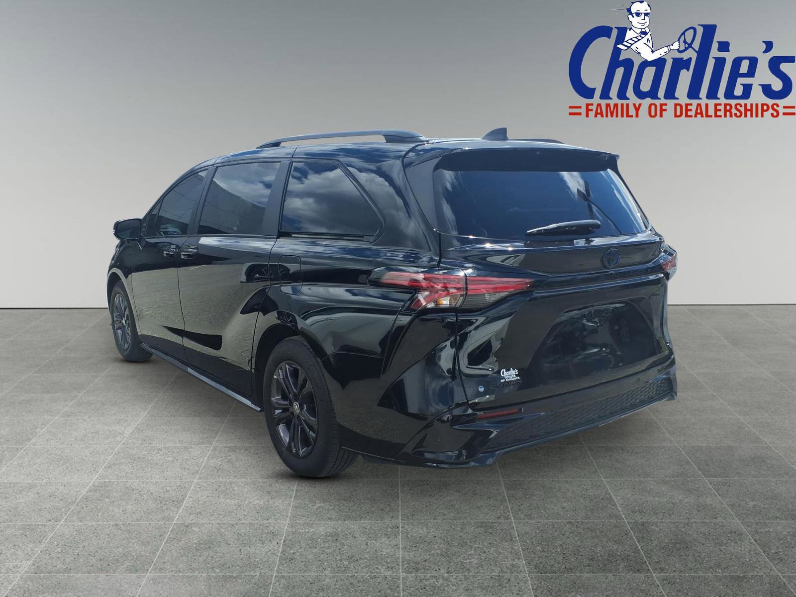 Used 2025 Toyota Sienna XSE w/ XSE Premium Package AWD/4WD image 5