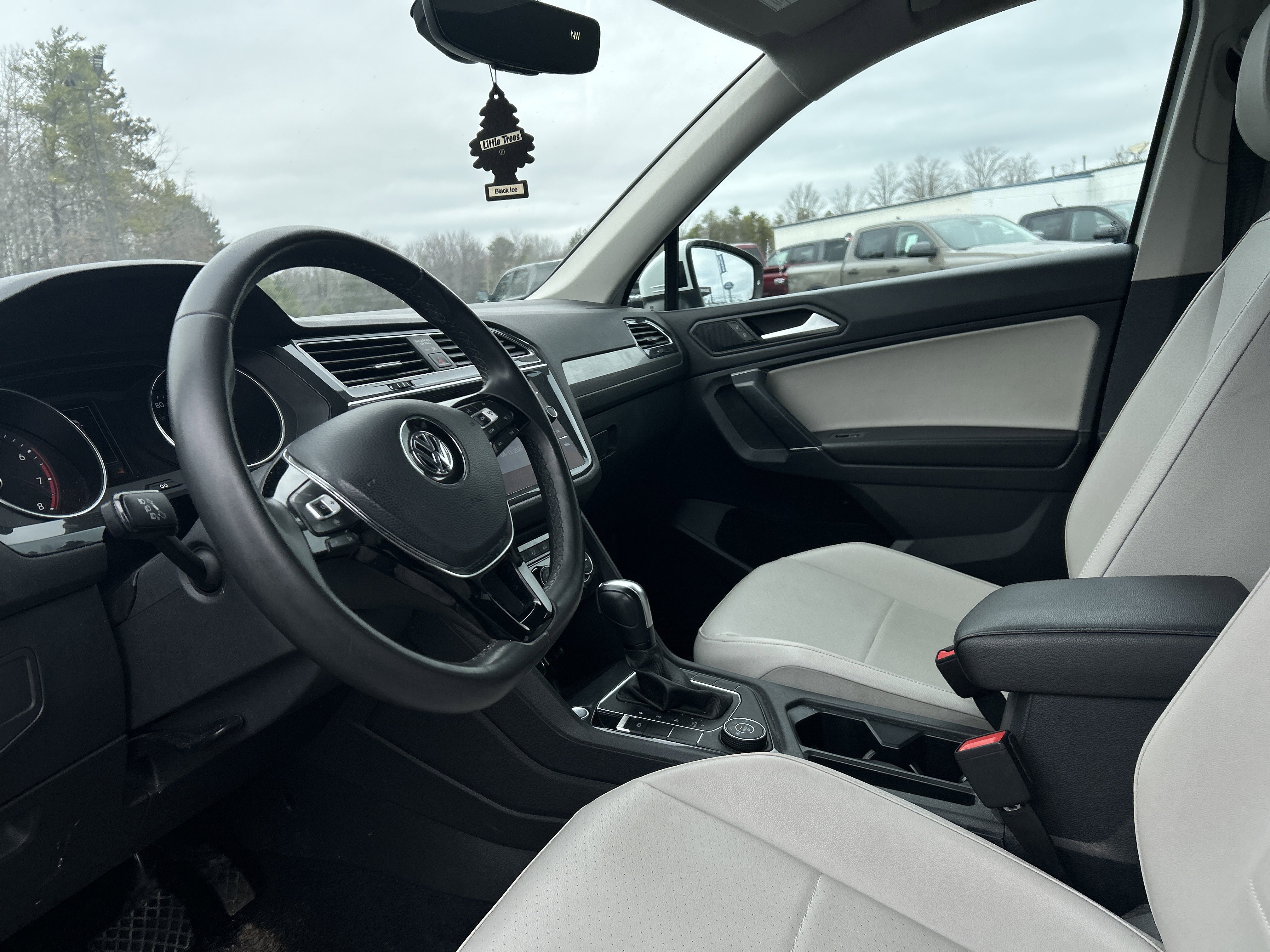 Used 2020 Volkswagen Tiguan SE w/ 3rd Row Seat Package image 15