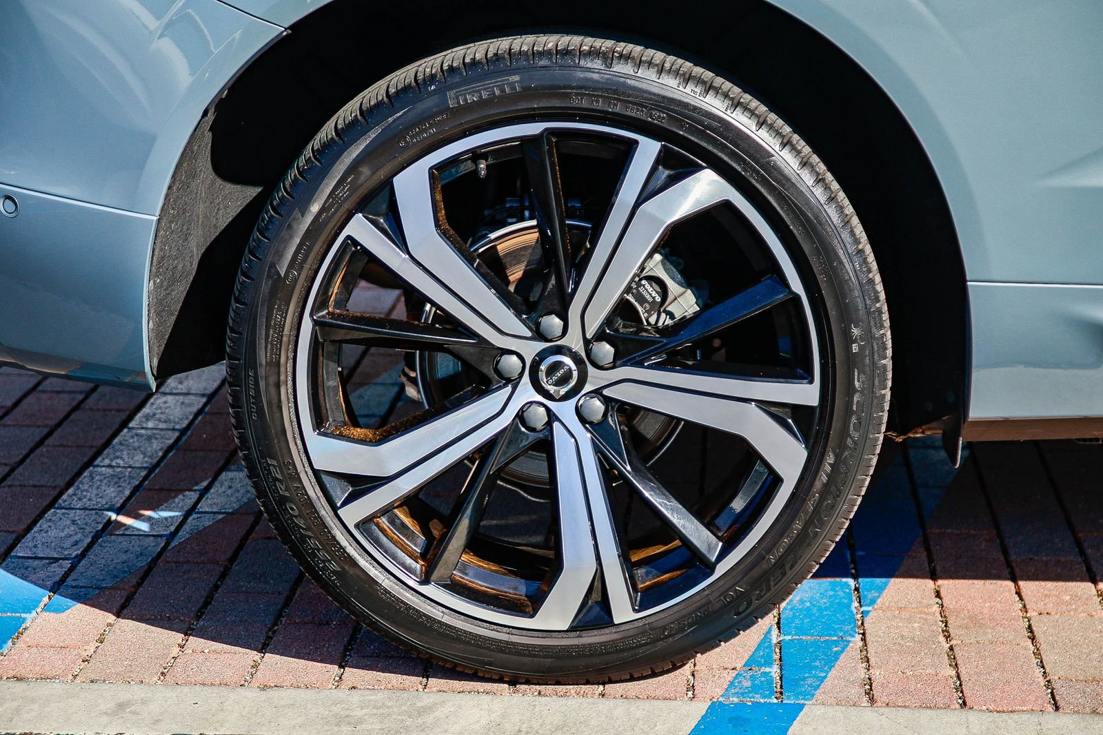 Used 2023 Volvo XC60 B5 Ultimate w/ Climate Package image 10