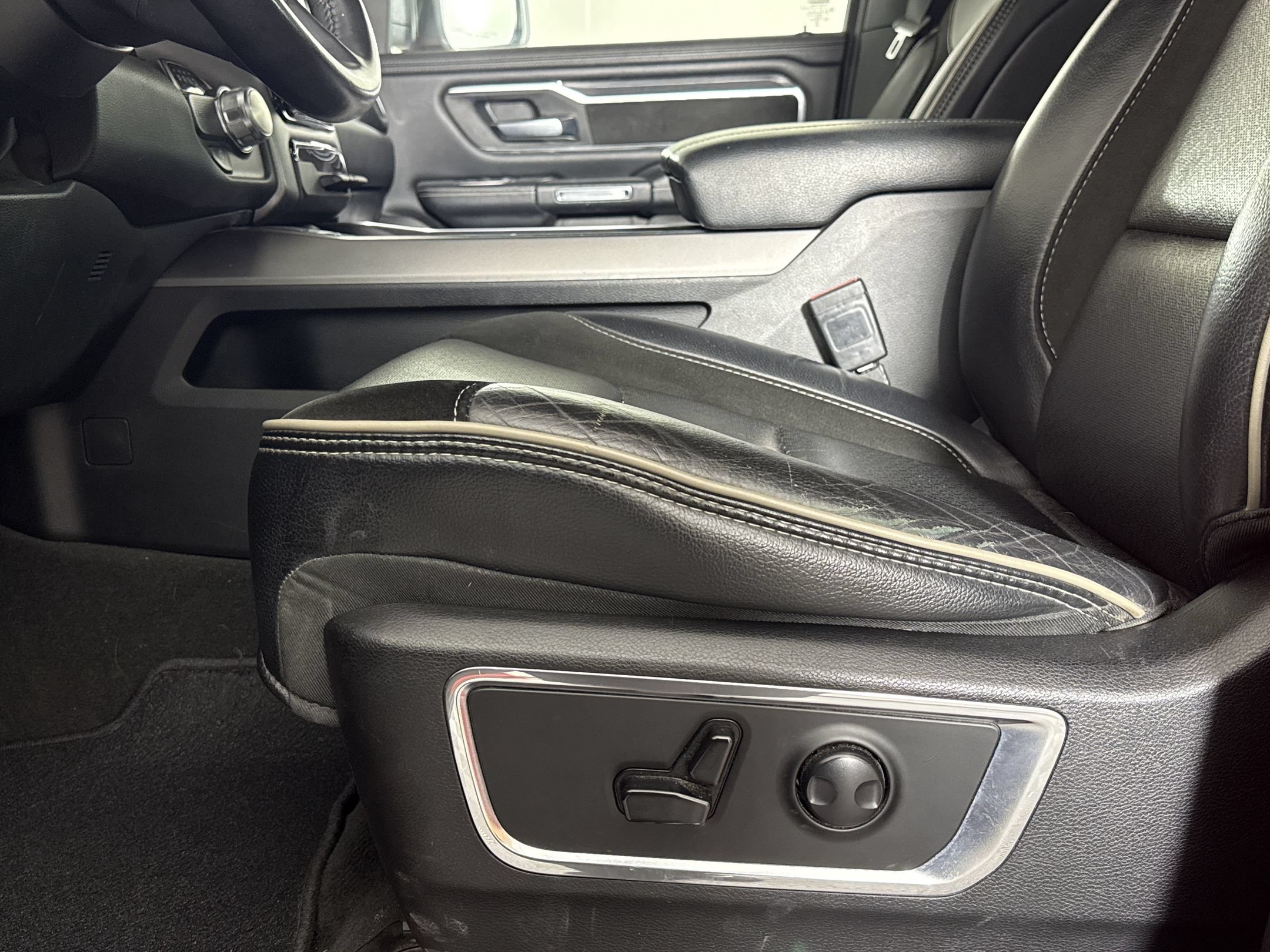 Used 2024 RAM 1500 Laramie RWD image 15