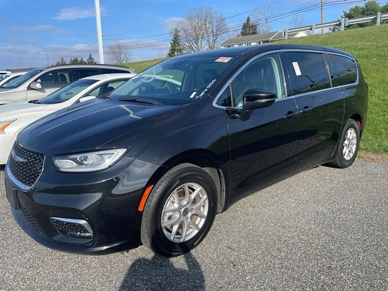Used 2023 Chrysler Pacifica Touring-L image 3